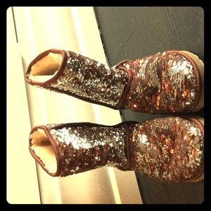 EUC flippy sequins UGG short boot.  Size 7